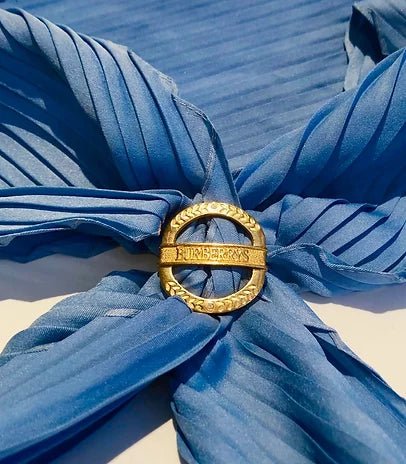 1980s BURBERRYS GOLD TONE METAL MEDALLION SCARF RING - STYLE-CHNGR