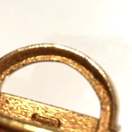 1980s BURBERRYS GOLD TONE METAL MEDALLION SCARF RING - STYLE-CHNGR